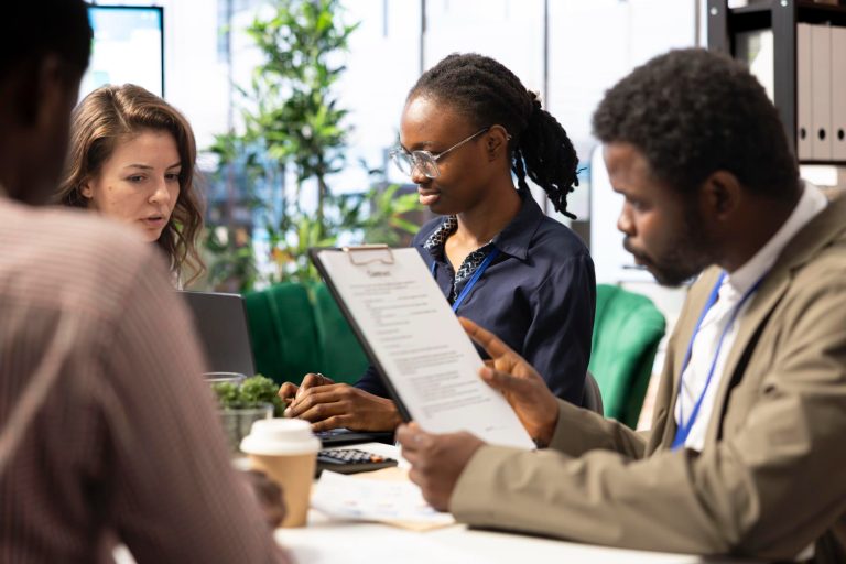 Affiliés collaborant dans un espace de travail haut de gamme pour déterminer l'allocation des ressources