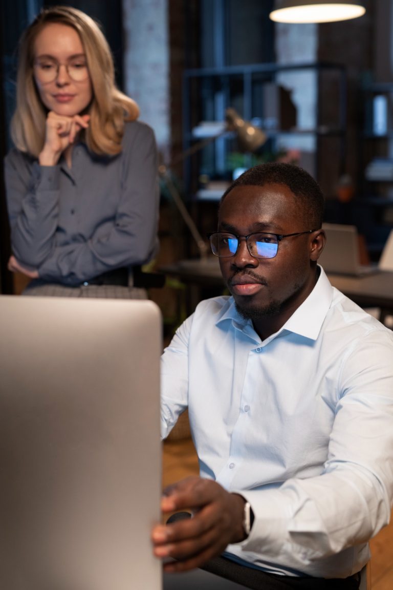 Collegues regardant le moniteur