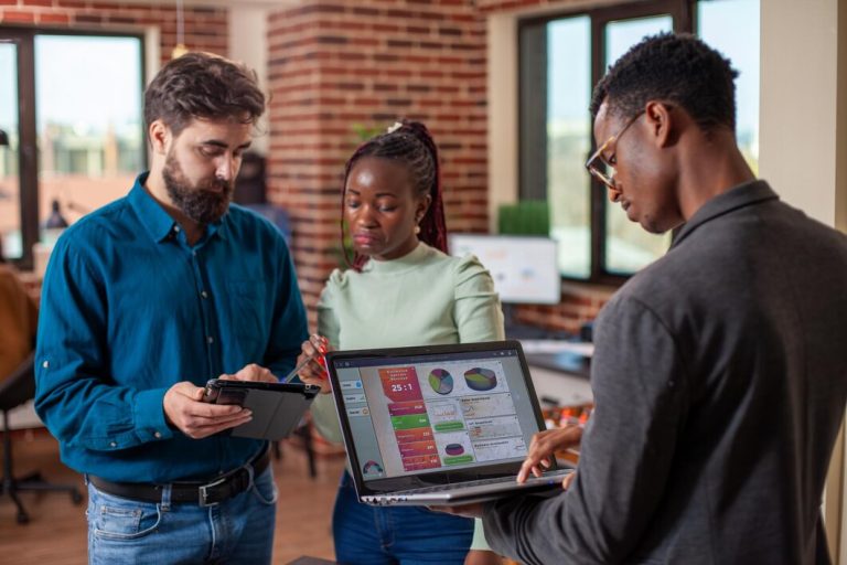 Les collègues utilisent la technologie au bureau