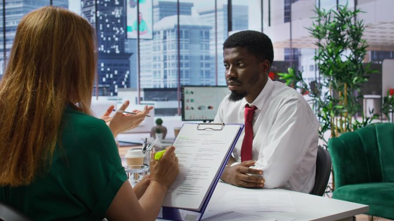 Les recruteurs de ressources humaines et le demandeur de travail lisent les terme