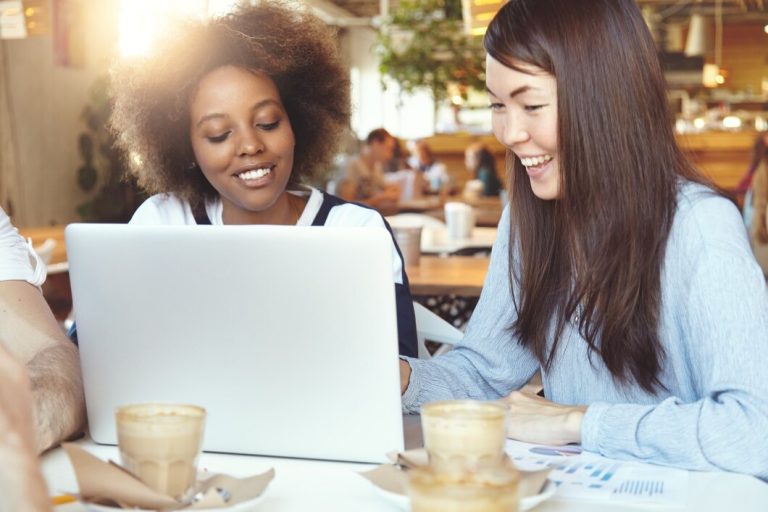 Une équipe de jeunes collègues se réunit dans un café.